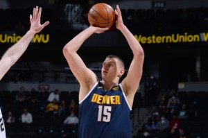  约基奇准三双助掘金轻取马刺巩固西部榜首  