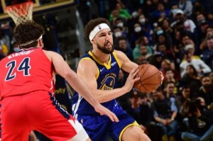  库里单节轰下二十分，勇士主场碾压国王