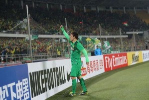  马赛核心中场远射建功助球队艰难拿下关键战役