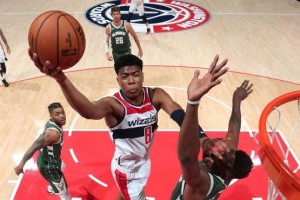  八村塁26分湖人险胜雷霆  