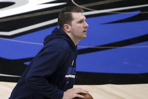  东契奇40+三双难救独行侠负灰熊  