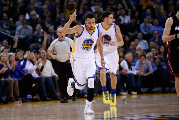  库里生日夜砍35分勇士轻取鹈鹕献礼